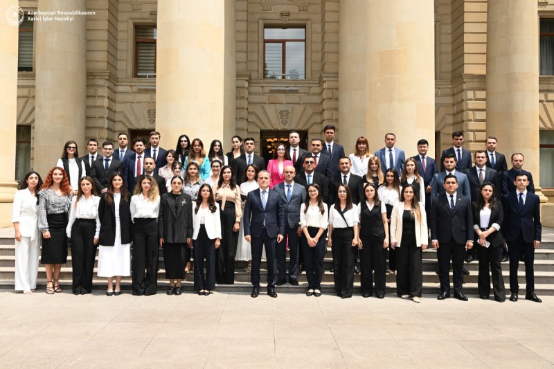 Ceyhun Bayramov gənc diplomatlar ilə görüşüb